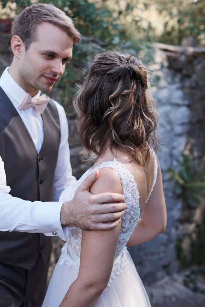 braut und bräutigam fotografiert. er schaut sie an, sie schaut weg