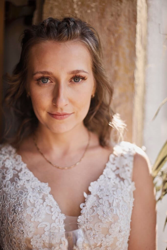 braut schaut in kamera