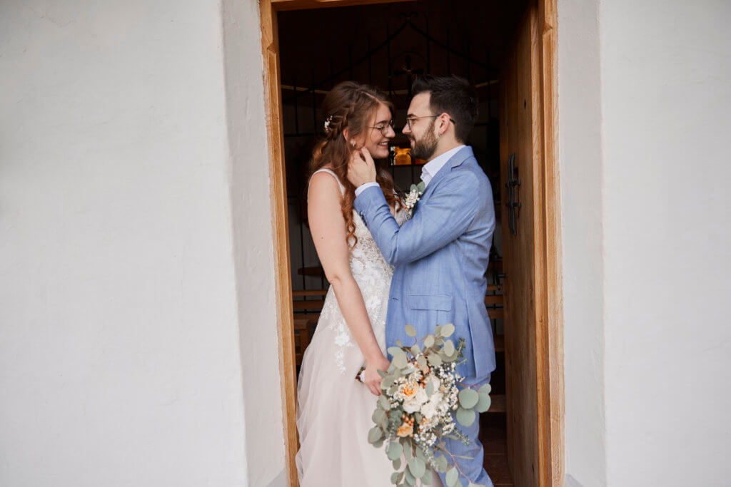 paar in kapelle, lacht sich an