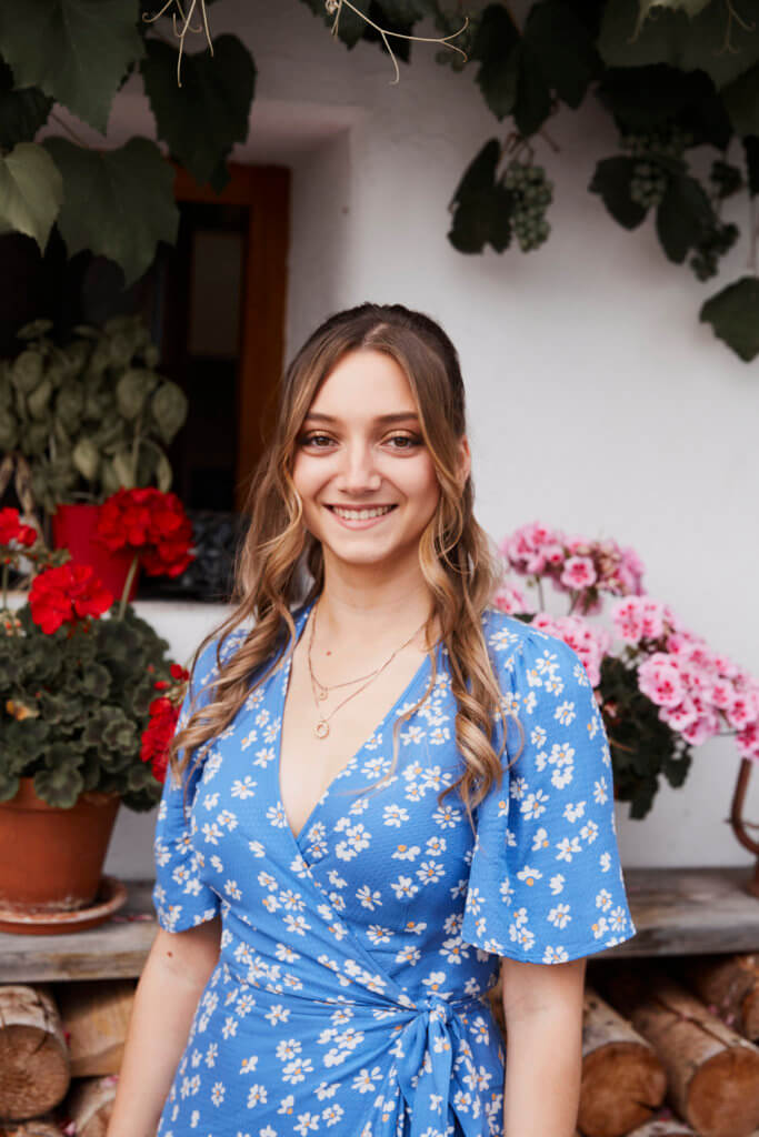 hochzeitsgast lacht in kamera, vor bayrischen wirtshaus