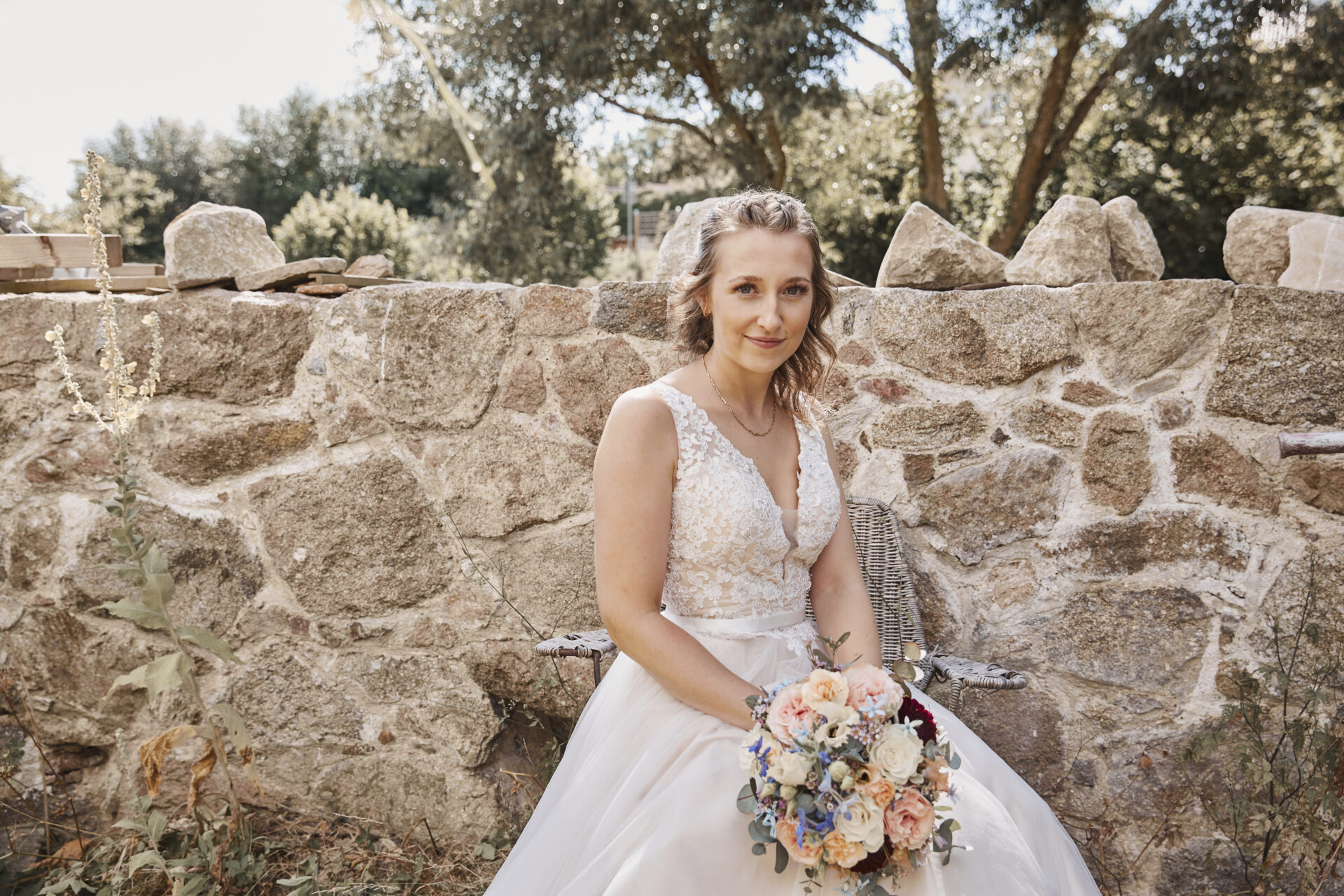 junge blonde braut vor steinmauer, sehr zart