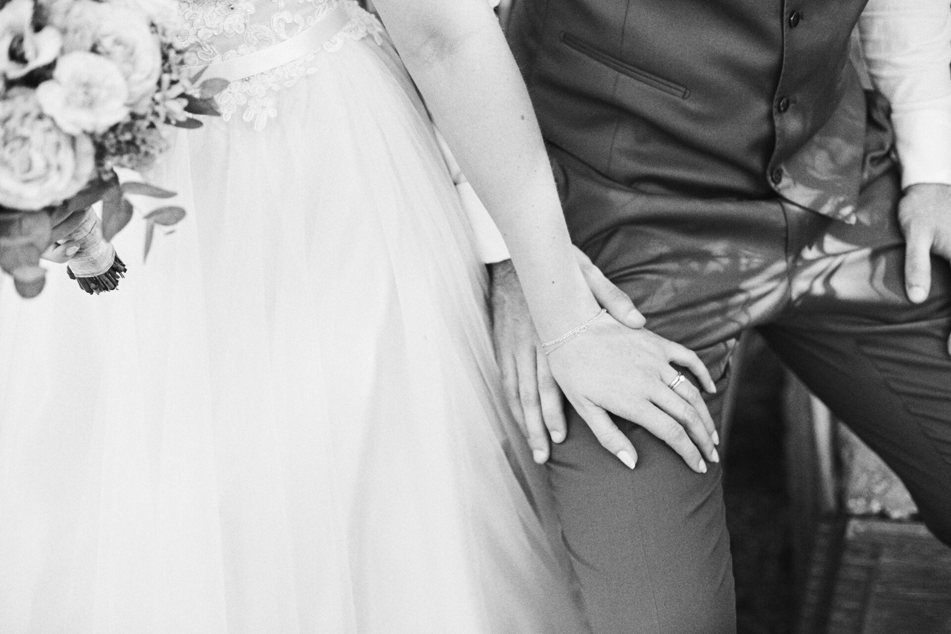 schwarz weiß foto von einem hochzeitspaar