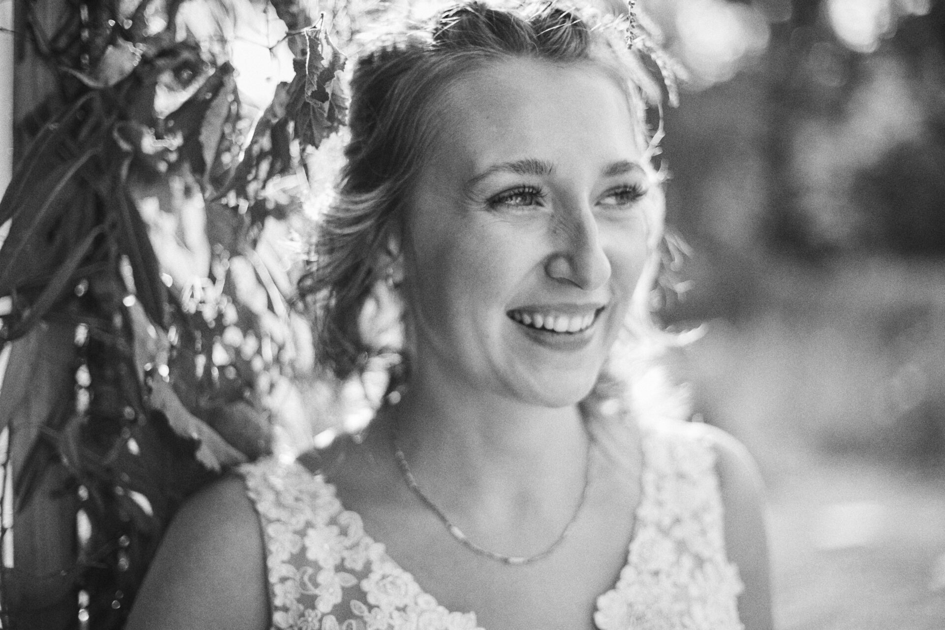 foto von lachender braut in schwarz weiß