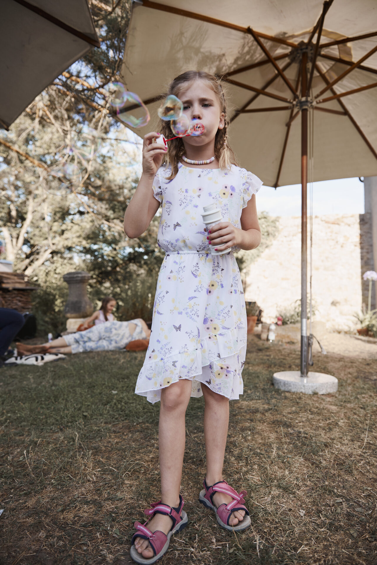 foto von mädchen mit seifenblasen