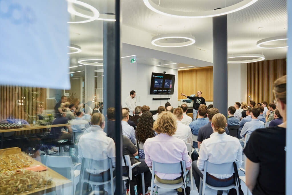 Gruppe von Menschen bei einem Vortrag im Büro.