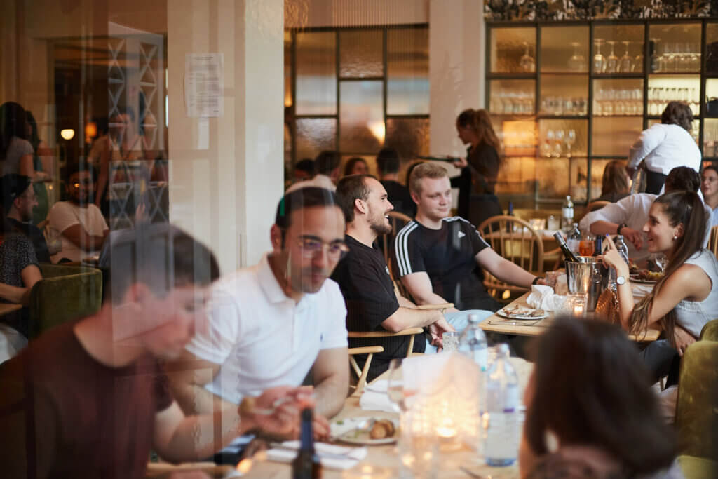 Mehrere Leute beim Essen in Abendstimmung.