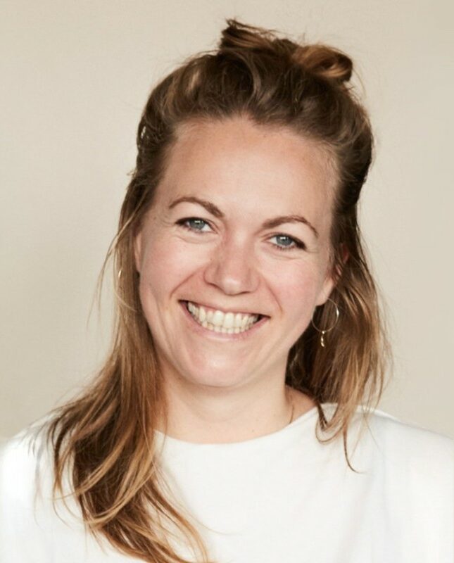 Verena lacht herzlich in die Kamera.