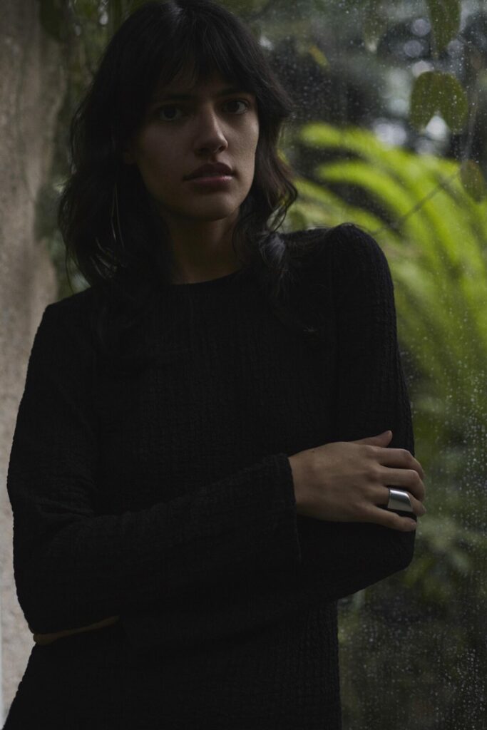 Portrait einer jungen frau. Sehr dunkel aufgenommen, Teil einer Modestrecke.