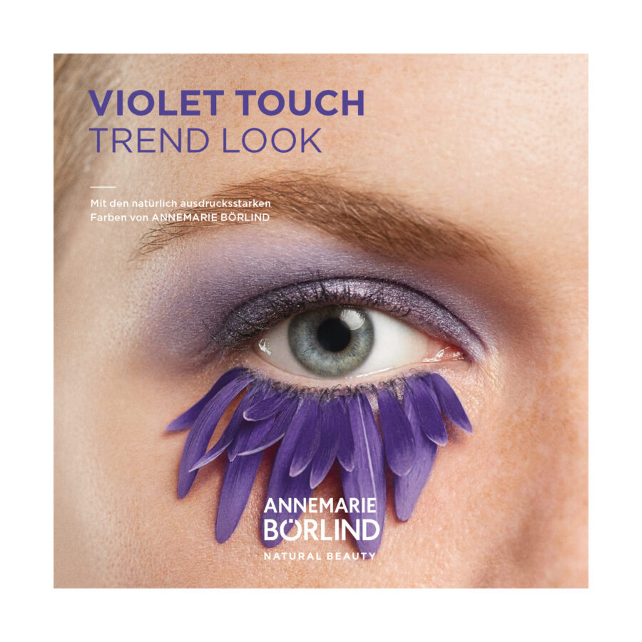 Werbung für Naturkosmetik. Zu sehen ist ein Auge einer Frau mit Blütenblättern als Wimpern.