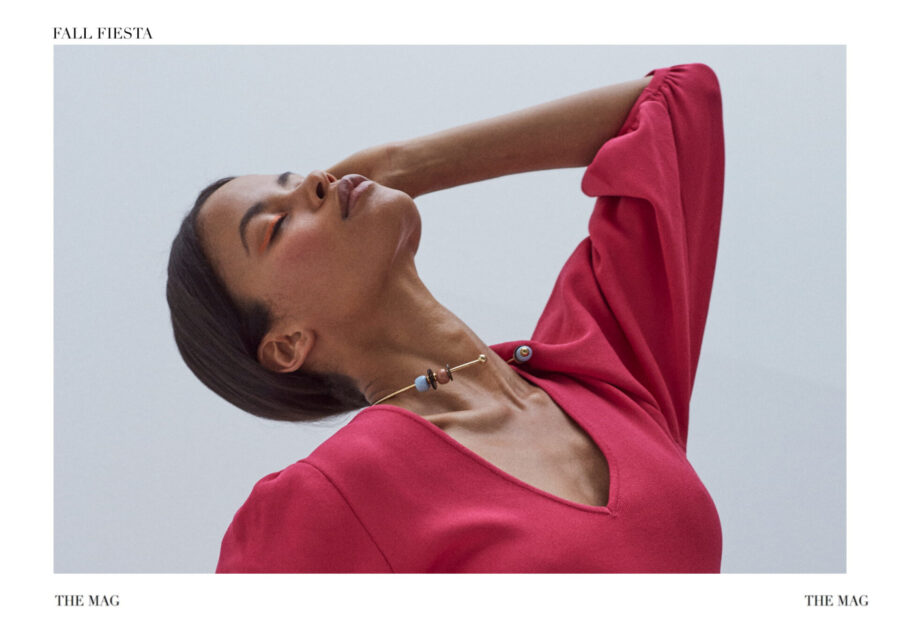 Ein weibliches Model in einem Fotostudio, leicht von unten von Münchner Fotografin Verena Vötter fotografiert. Sie hat die Augen geschlossen.