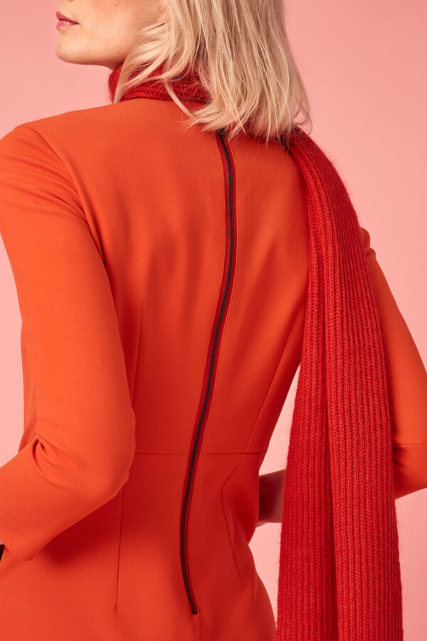 Weibliches Model im Fotostudio mit knalligen Farben. Man sieht nur den Rücken.