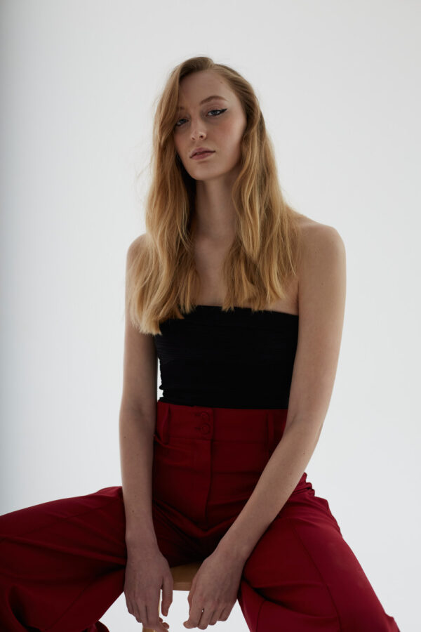 Weibliches Model auf einem Stuhl im Fotostudio. 