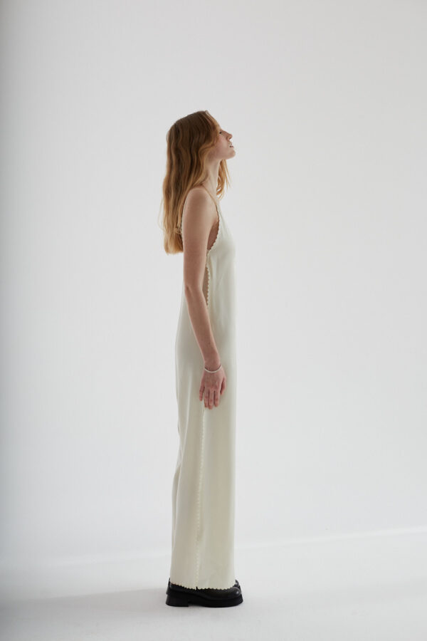 Seitliches Foto von einem weiblichen Model im Fotostudio. 