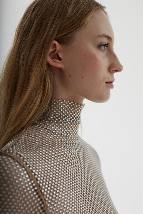 Portrait von einem weiblichen Model im Studio. 