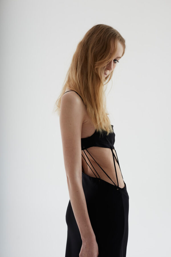 blondes schlankes model im Fotostudio. 