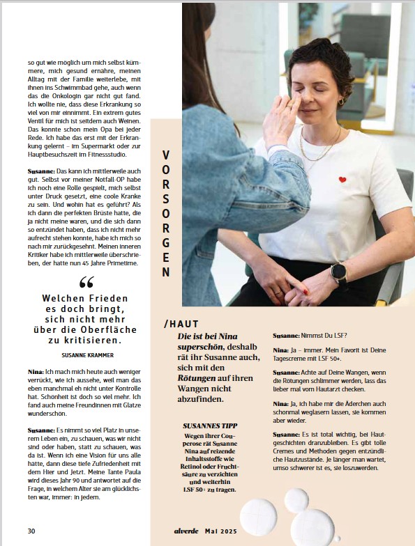 Eine Magazinseite mit Text und Foto. Zu sehen ist eine junge Frau mit kurzen Haaren, die geschminkt wird und dabei lächelt.