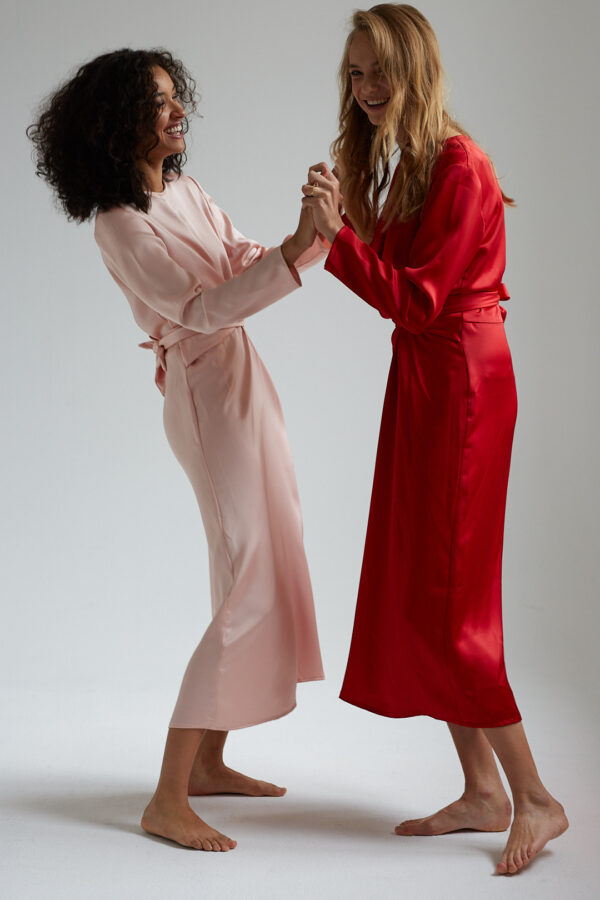 Zwei lachende Models im Studio.