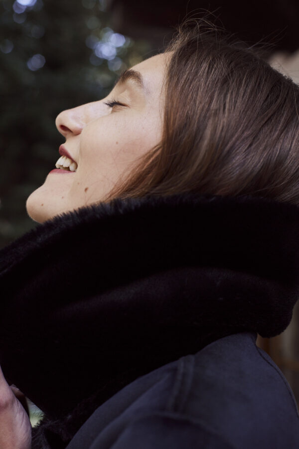 lachendes weibliches Model.