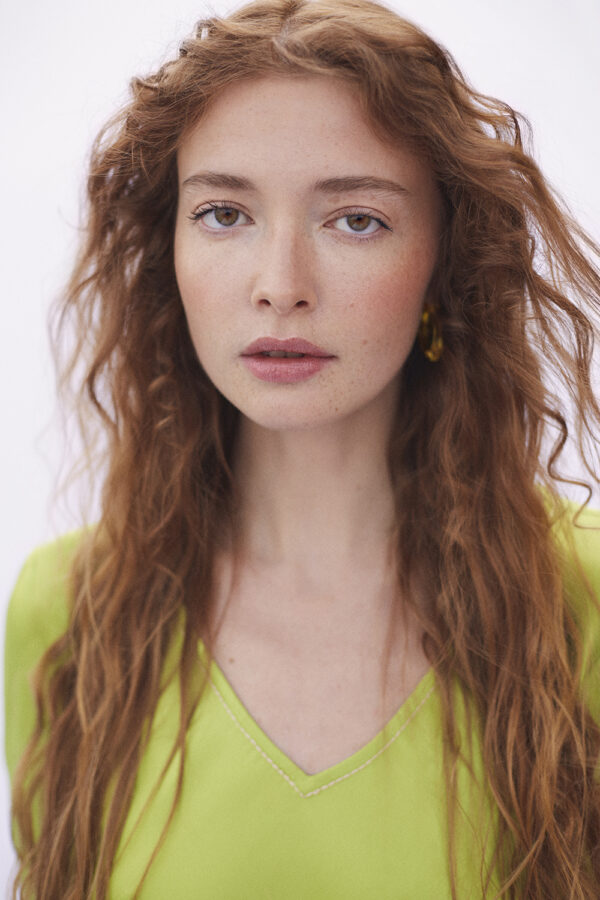 Portrait von einem sehr hübschen, weiblichen Model mit langen, lockigen Haaren. Fast feenhaft.