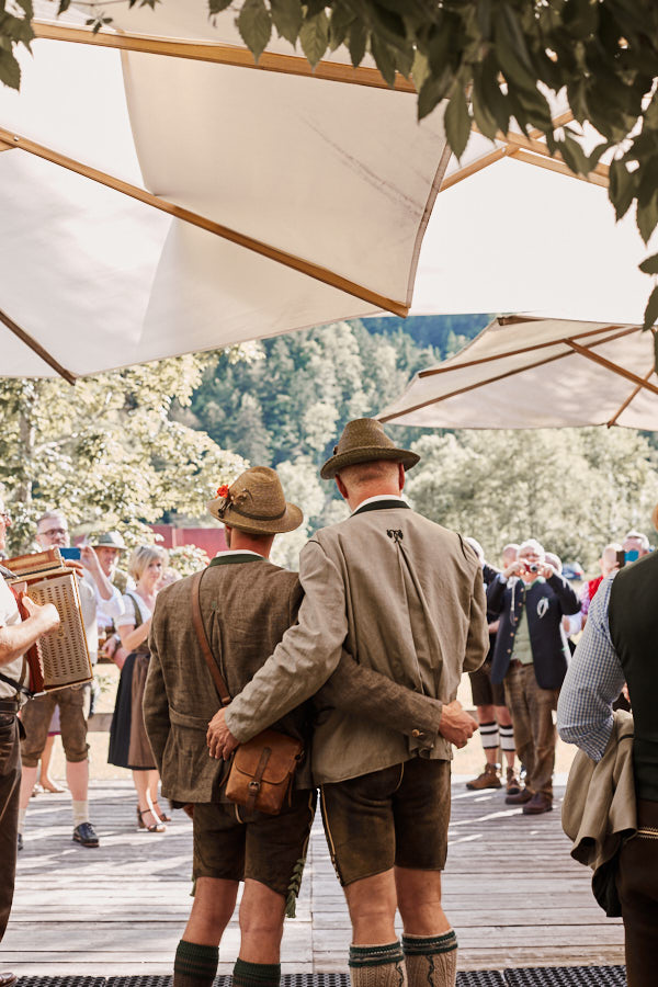 Schwules Paar in Tracht bei ihrer Hochzeit. Fotografiert von Verena Vötter