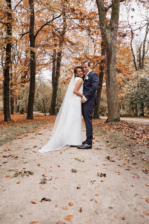 Hochzeitspaar im Herbstlaub.