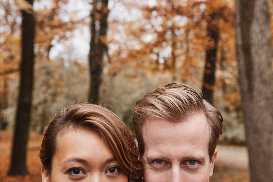 Ein Hochzeitspaar am Kopf abgeschnitten, so dass man nur die Augen sieht.