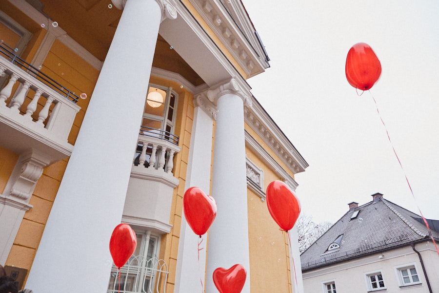 Standesamt München Mandlstraße von Draussen mit aufsteigenden herzförmigen Ballons.