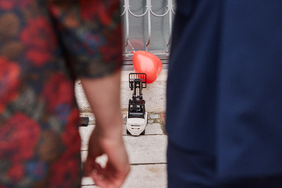 Brautpaar im Vordergrund mit Unschärfe.