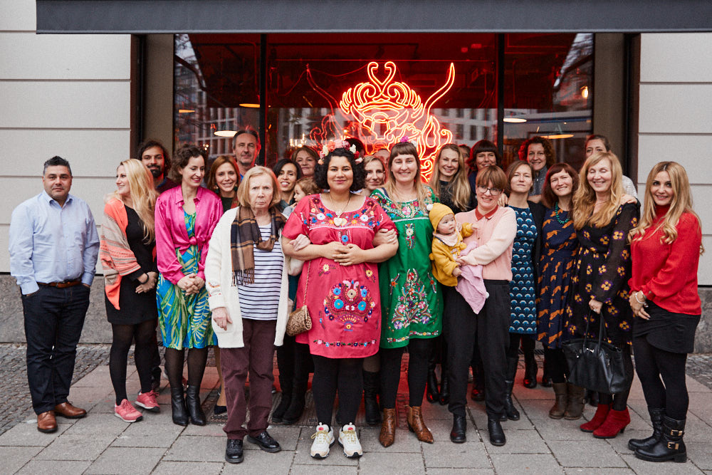 Gruppenbild der Hochzeitsgesellschaft in München.