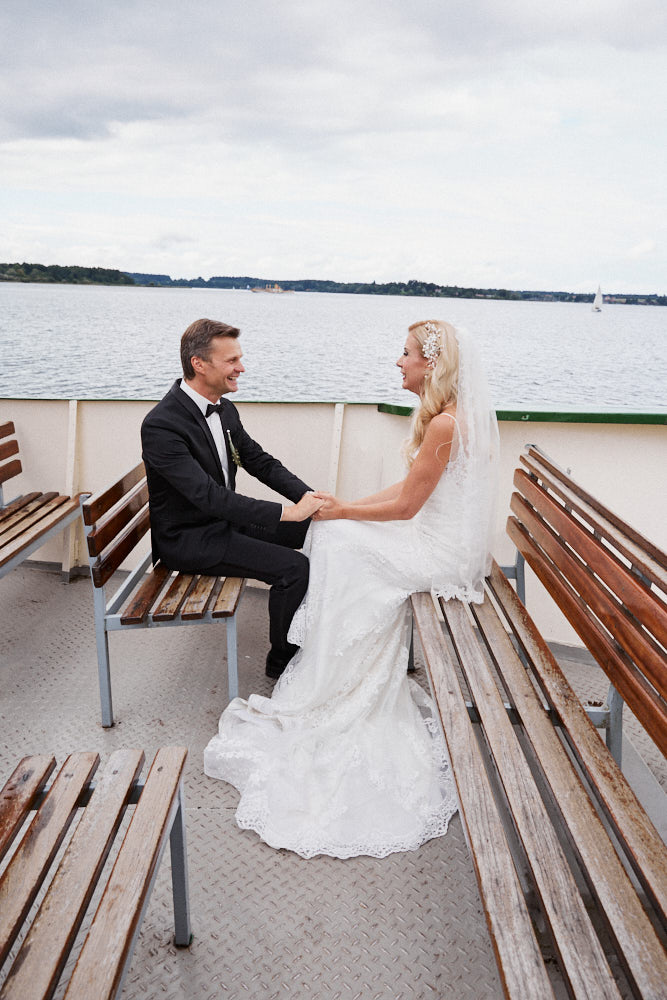 Brautpaar auf einem Schiff.