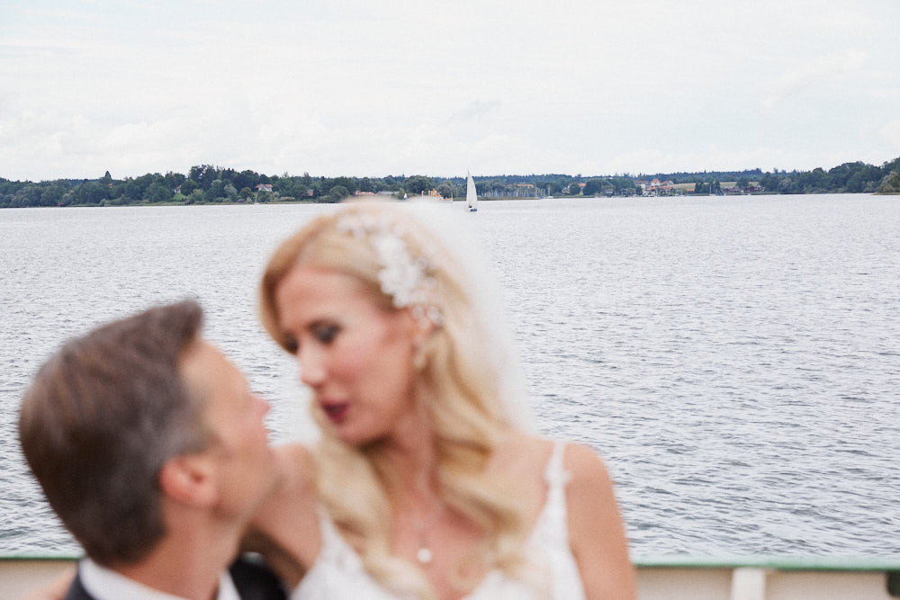 Brautpaar auf dem Boot am Chiemsee.